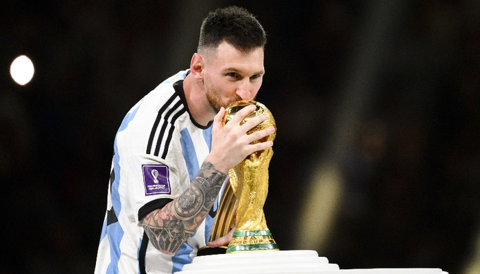 2022年卡塔尔世界杯，梅西亲吻大力神杯（图片来源：东方IC）