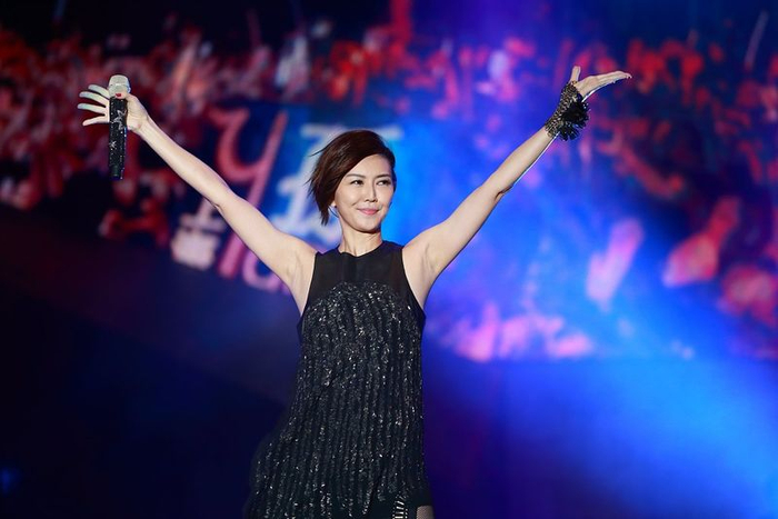 孙燕姿在演唱会上。图片来源：视觉中国