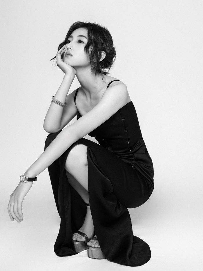 张子枫工作室分享一组黑白大片黑色吊带礼服……|张子枫|上海国际电影