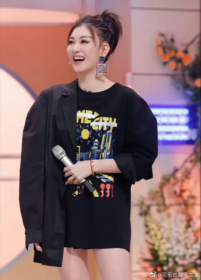 网传李彩桦和一个男子一起走,李彩桦回应被拍男子是前夫|李彩桦_新浪