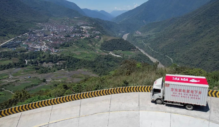 墨脱县城静静躺在雅鲁藏布大峡谷