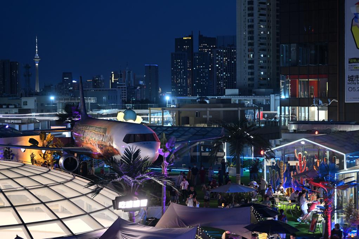 　　在天津市和平区金街商圈印象城，这是楼顶的“飞机”主题酒吧。新华社记者 李然 摄