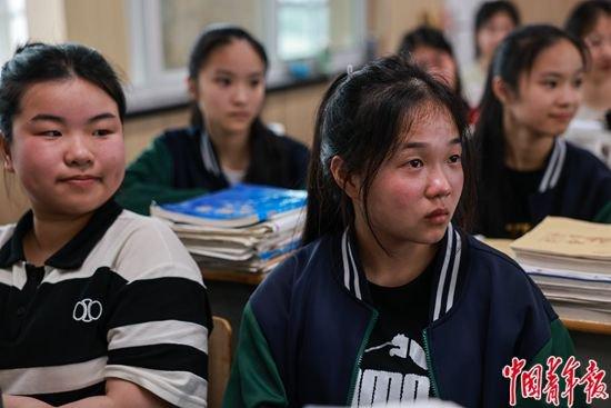 6月6日，浙江诸暨，诸暨职教中心，学前教育专业的考生在聆听班主任的考前寄语，一名女生眼眶湿润。