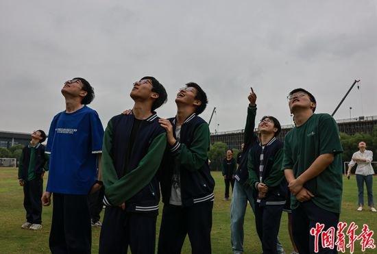 6月6日，浙江诸暨，诸暨职教中心，机械专业“高考班”的学生们将写有祝福语的彩色气球放飞后，遥望天空。