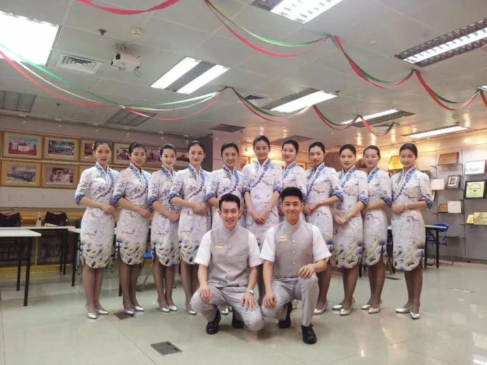 海南航空男女空中乘务员形象。（图源：海南航空官方微信）