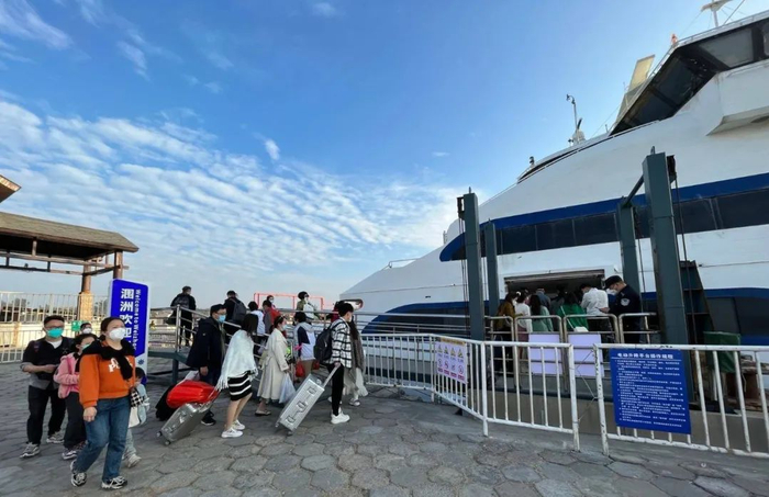 游客乘船从涠洲岛返程。彭庆 摄