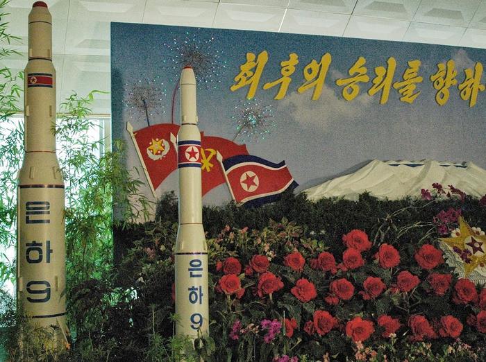  朝鲜展示的“银河”-2号和“银河”-3号火箭模型。