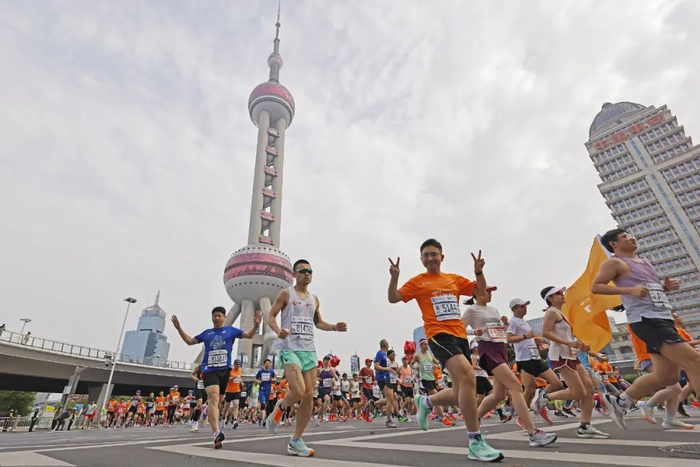 4月16日，2023上海半程马拉松赛鸣枪开跑，参赛者从上海东方明珠塔下起跑（图片来源：视觉中国）