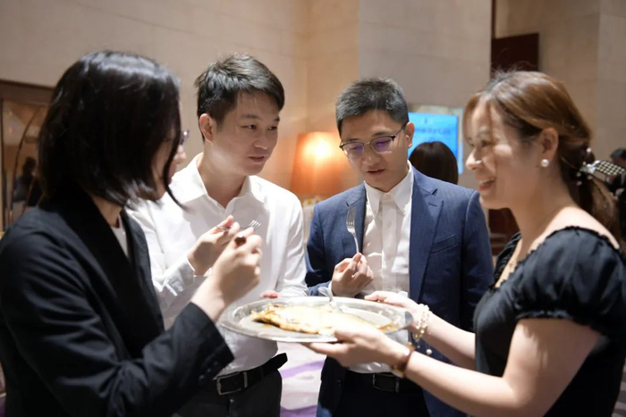 与会嘉宾现场品尝武昌鱼