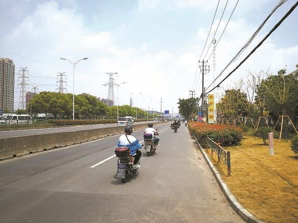             曹安公路（临洮路至黄家花园路段）南侧缺少人行道  房浩  摄          