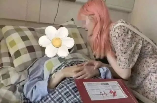 郑灵华（右）于今年1月因不堪网暴选择结束自己的生命。