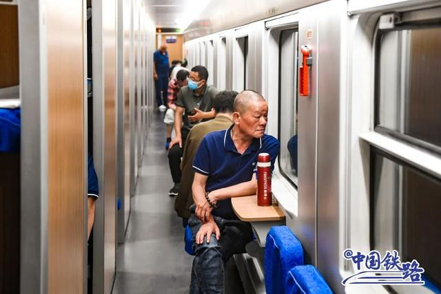 d705次列车使用的cr200j型复兴号动车组是复兴号动车组家族成员之一