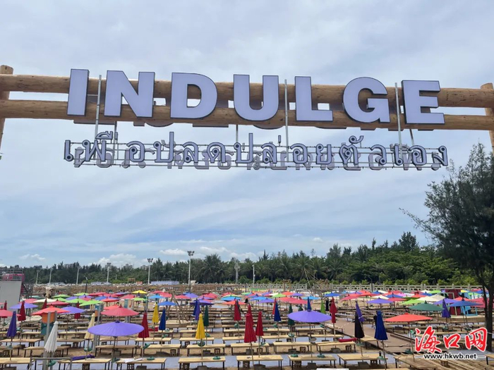 白沙门文创市集摊位整齐摆放。陈捷 摄