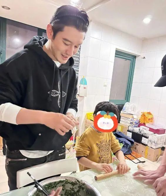 6岁小海绵身高超过妈妈腰间,被赞活泼可爱|baby|黄晓明_新浪新闻