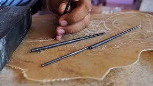 使用专用工具雕刻皮影的传统工艺