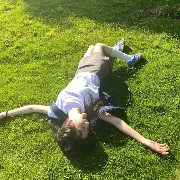 头像丨世界散场 和谁合群