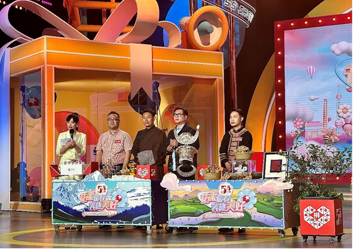 在拼多多的助力下，西藏、贵州、云南等地的特色农产品登上东方卫视五五购物节全球大直播晚会。祝晓明丨摄