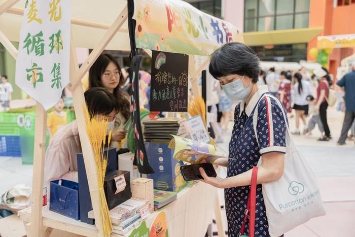 深圳市妇儿之家开展慈善义卖活动