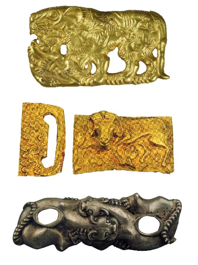 立虎形金饰牌（上）铁芯包金卧羊饰牌（中）双虎相拥纹银饰件（下）。 受访者供图