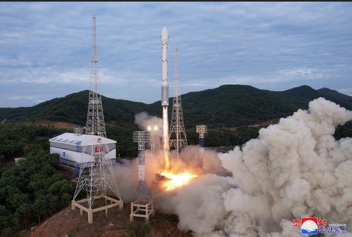 朝鲜“千里马-1”新型运载火箭发射升空。