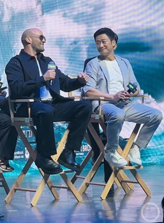 △杰森·斯坦森（左）和吴京在发布会现场