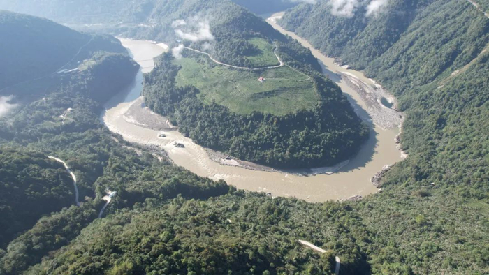 雅鲁藏布大峡谷果果塘大拐弯处，是通往背崩乡的必经之路，也是熊然几乎每天要路过的地方