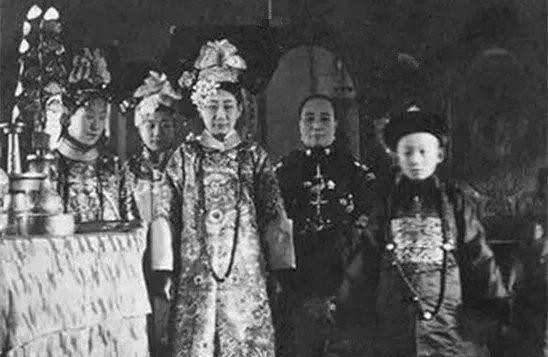 陆弃|老照片：最后一个被判“剐刑”的罪犯，图4即将被“凌迟”的妇女