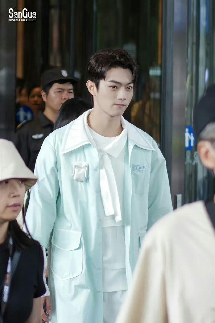 杨幂许凯黄明昊白大褂造型……|黄明昊|杨幂|许凯_新浪新闻