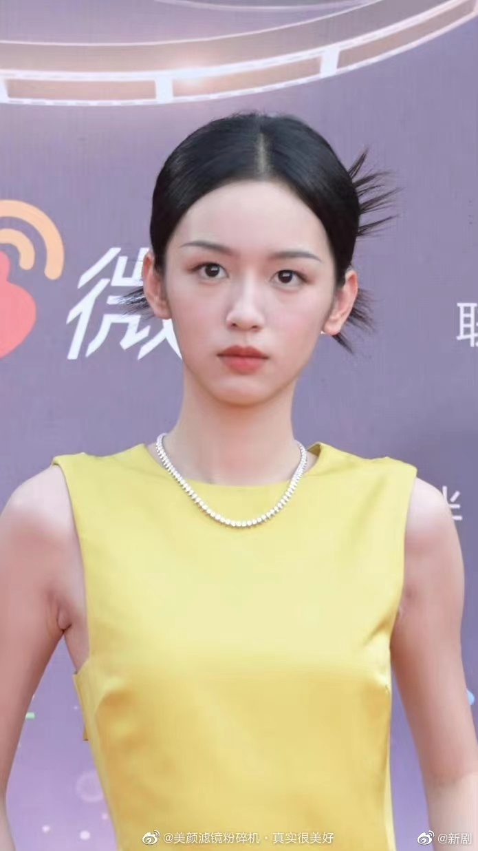 周也微博电影之夜红毯生图来了,淡妆造型状态超能打……|拍摄|彩虹_新浪新闻