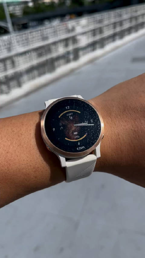 强光下的宜准智能手表屏幕依然清晰