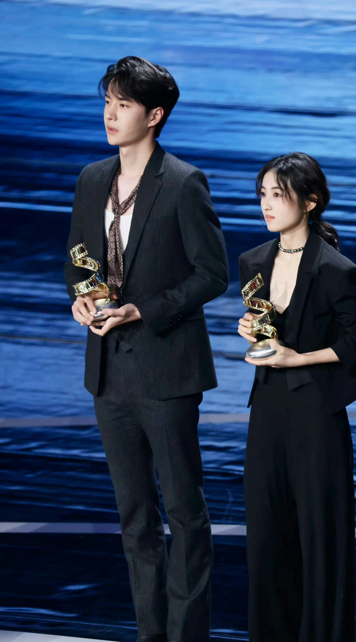 鞠躬二人组哈哈哈哈,王一博张子枫演i人|鞠躬|王一博|张子枫_新浪新闻