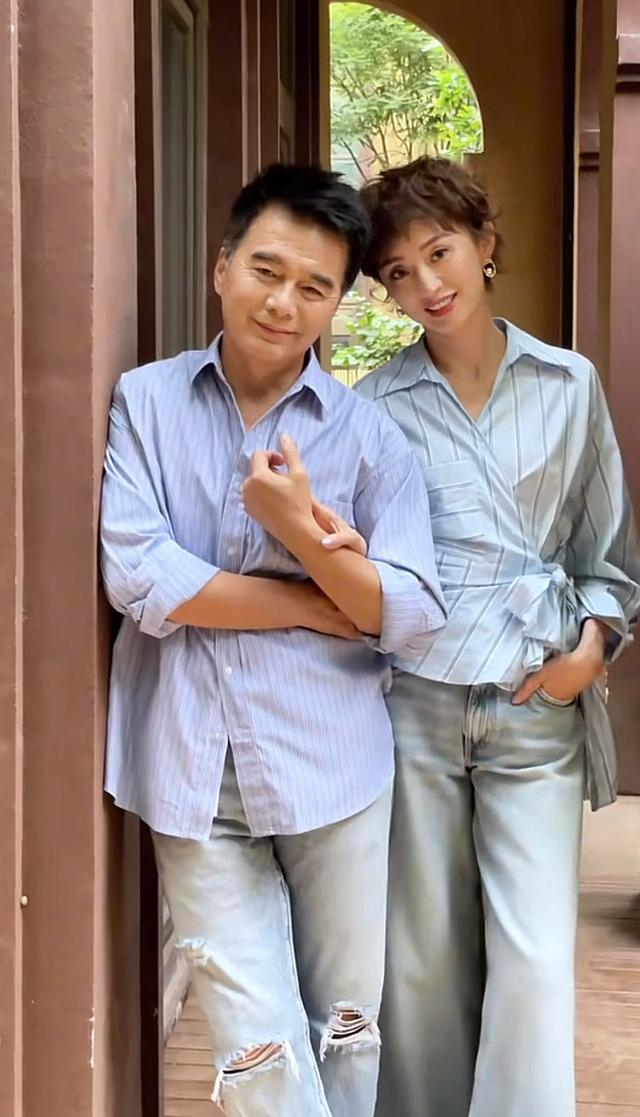 小12岁四婚老婆状态好,深情对视好幸福|许亚军|张澍_新浪新闻