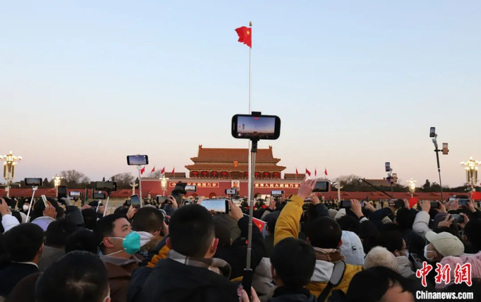 2023年1月1日，民众在北京天安门广场观看新年首场升旗仪式。郭海鹏 摄