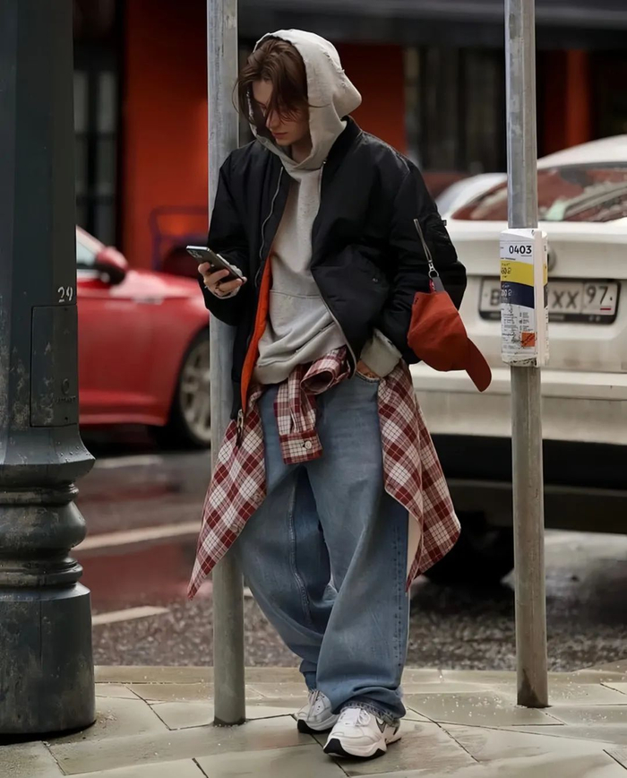 以休闲为主的西海岸穿搭多选择宽大版型与简约样式的单品打造街头风