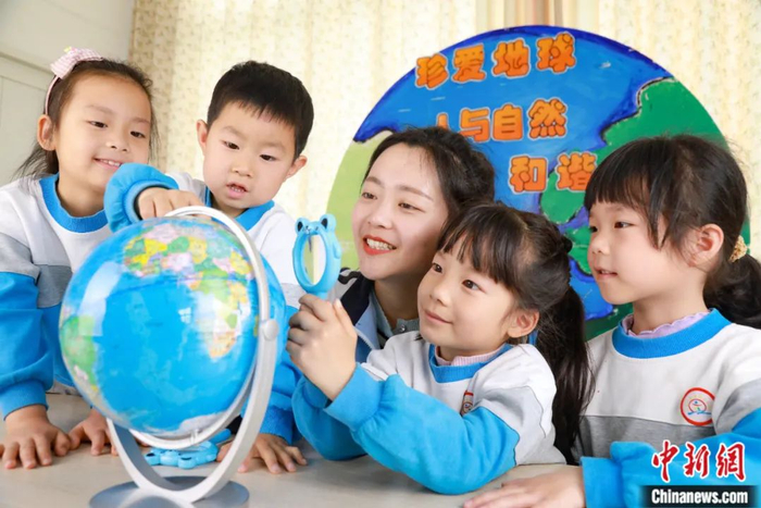 老师为孩子们讲解地球结构知识。周洪峰 摄