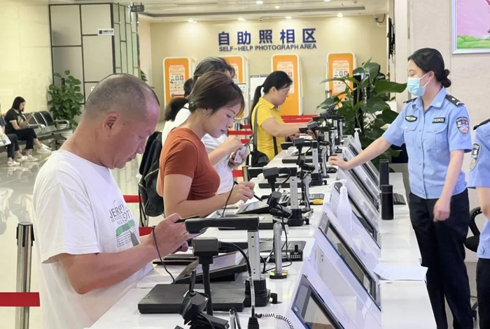 南宁出入境接待大厅将迎来市民申办出（国）境证件的高峰。宋延康 摄