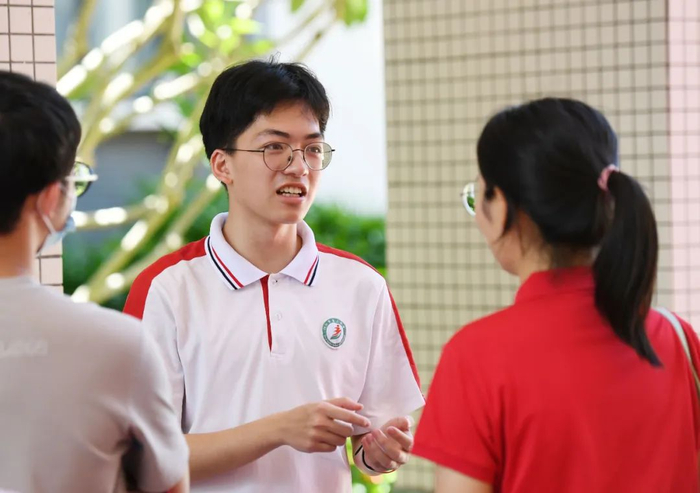 上前相迎待少年们走出考场朝夕相伴的老师翘首以盼阳江市第三中学考点