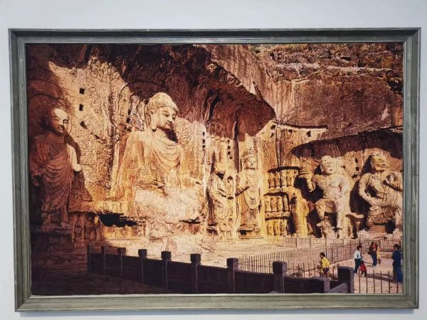 绒绣作品《龙门石窟》