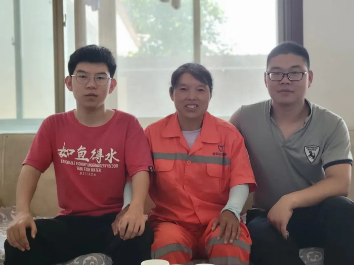 任旭明（左一）与母亲、哥哥合影。长城新媒体记者 李沛涵 摄