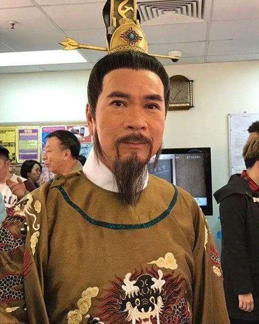 72岁资深男星将娶小36岁女友:7套房产都转给她|李龙基|香港|皇帝_新浪