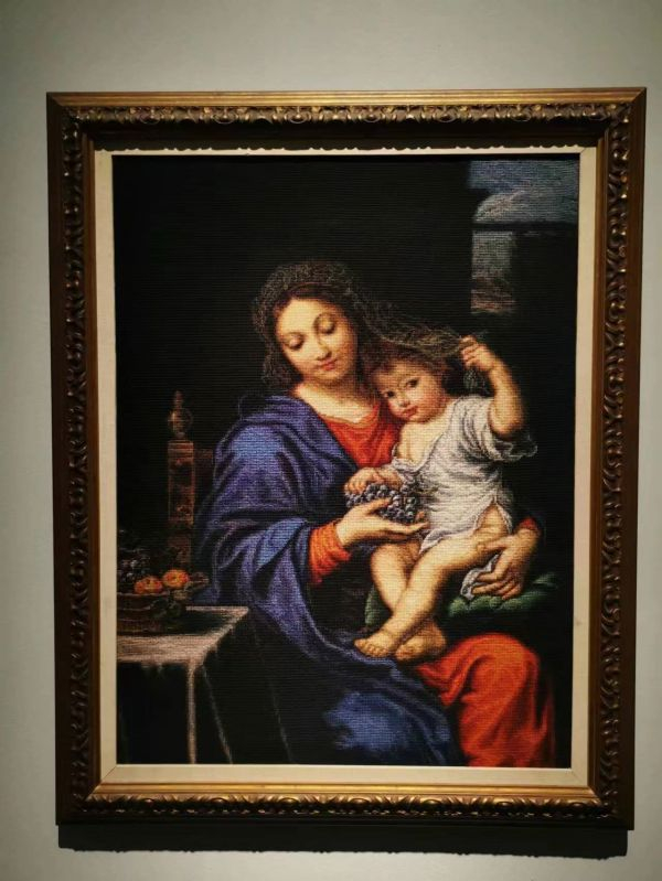 绒绣作品《持葡萄的圣母像》