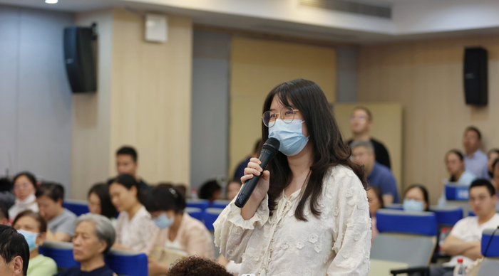 现场市民提问 李聪冲 摄