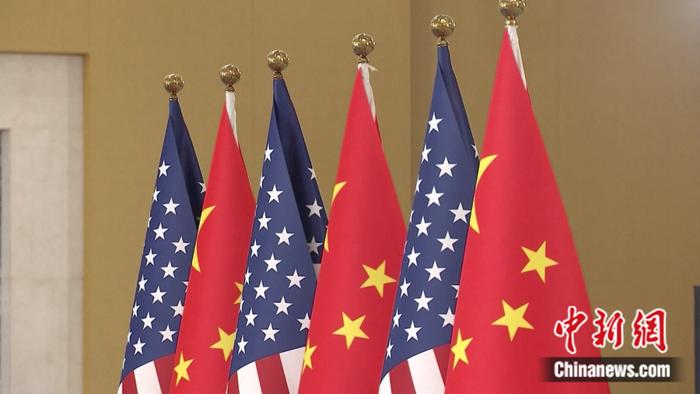 2022年11月，中国国家主席习近平在印度尼西亚巴厘岛同美国总统拜登举行会晤。中美两国旗帜。（视频截图）视觉中国 供图