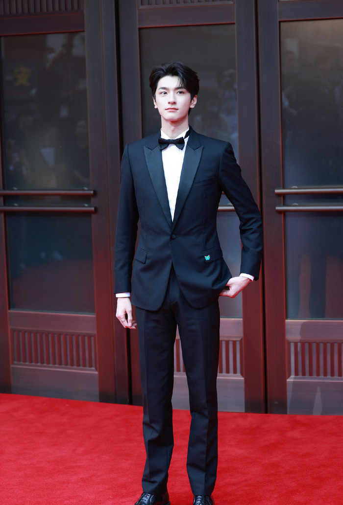 林一亮相今晚vogue film活动红毯……|红毯|聚光灯|满分_新浪新闻