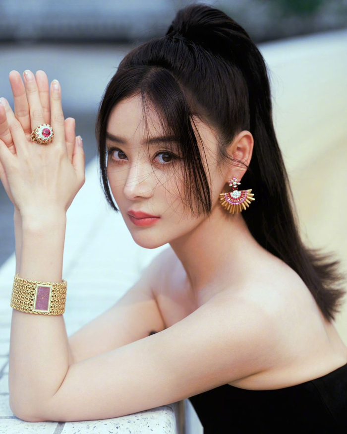 黑裙就是最美的袁姗姗这件黑色抹胸长裙真的驾驭得很好……|袁姗姗