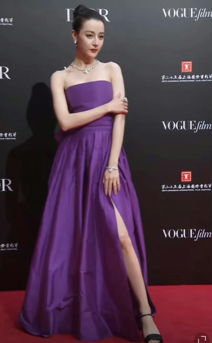 迪丽热巴,金智秀穿同款紫色礼服……|金智秀|迪丽热巴|礼服_新浪新闻