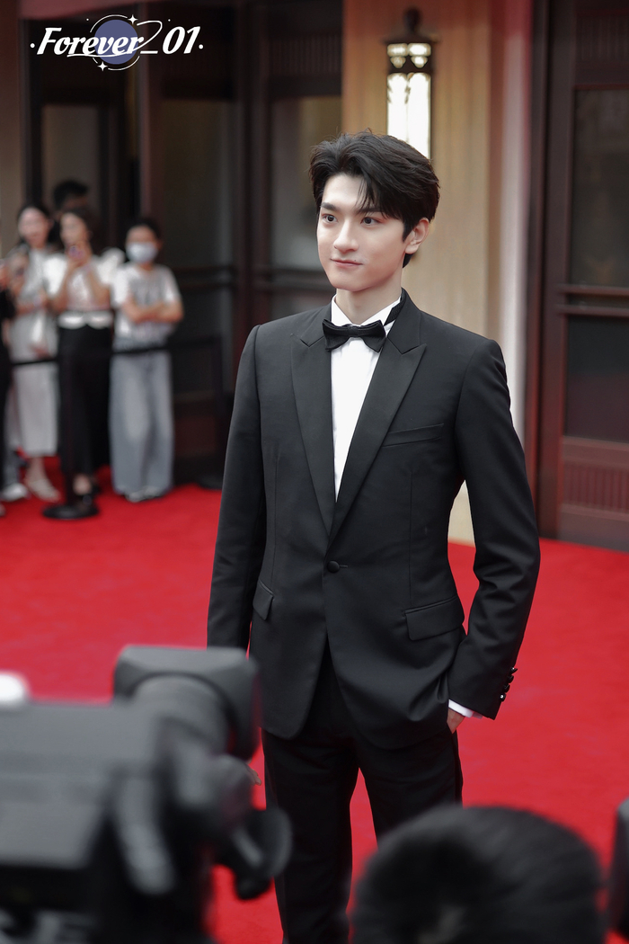 林一亮相今晚vogue film活动红毯……|红毯|聚光灯|满分_新浪新闻