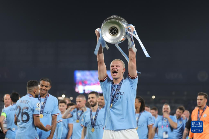 6月10日，曼彻斯特城队球员哈兰德捧杯庆祝。新华社发