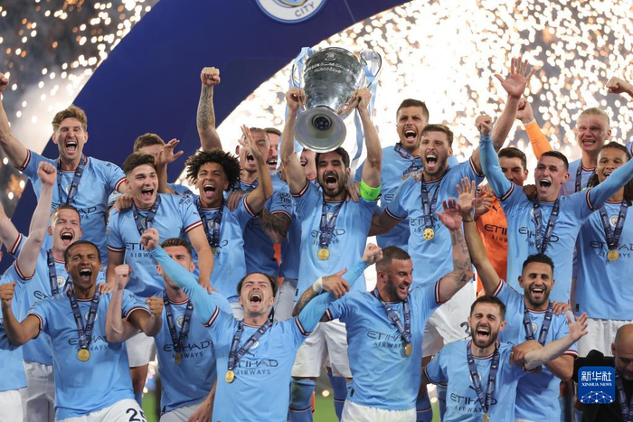 6月10日，曼彻斯特城队成员捧杯庆祝。新华社发