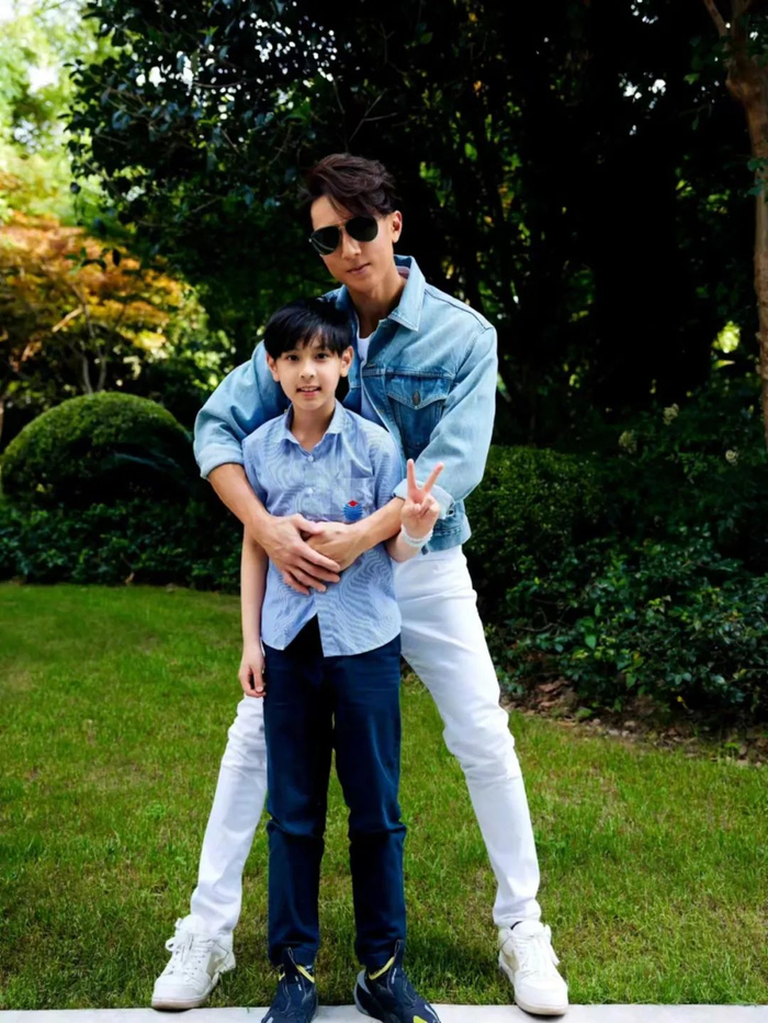 还记得吴尊的儿子max吗竟和爸爸长得一模一样